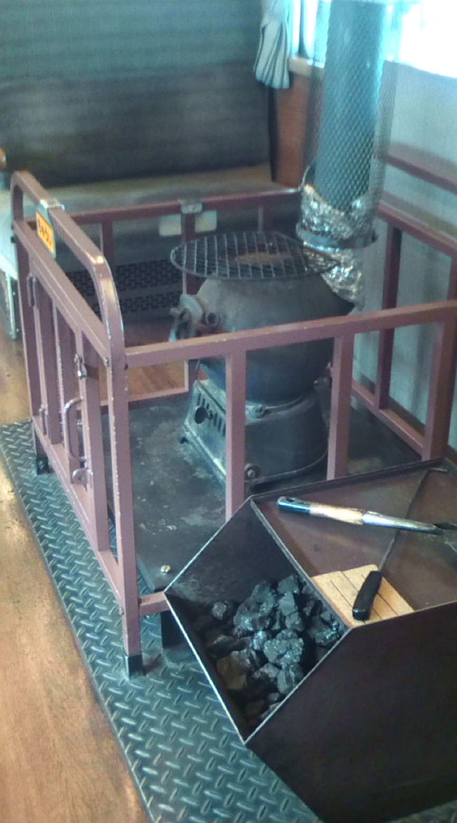 隅に置いてあった、石炭ストーブ。実際にはもう使ってないんでしょうが、雰囲気でますね。