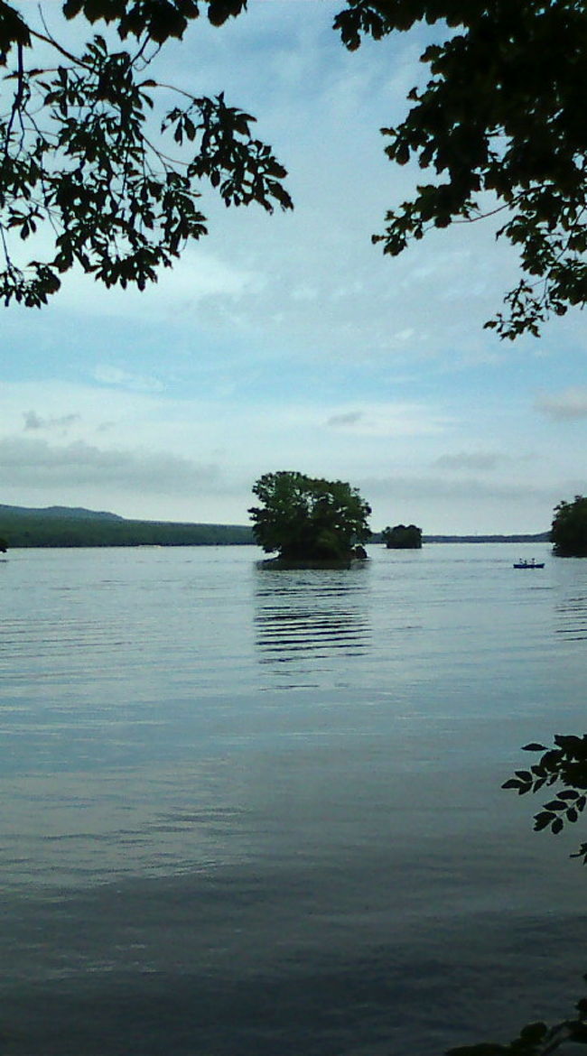 散策路を歩くことにしました。湖に島が点在しています。
