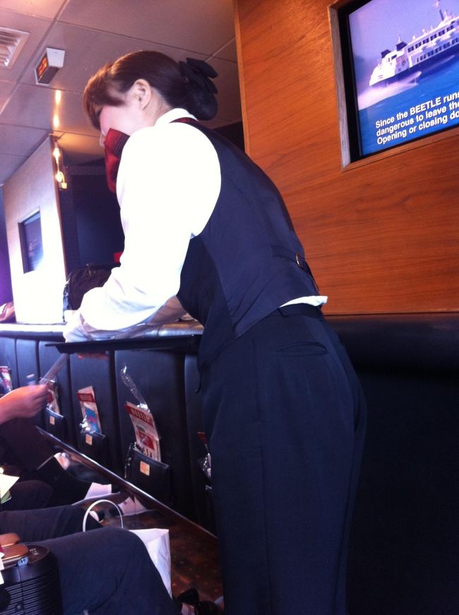 飲み物のオーダ−をとりにきてくれます。