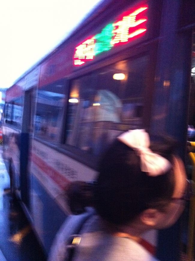 出るとすぐに、釜山駅行きのバスが待っていました。<br />