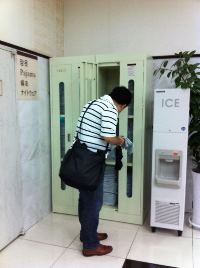 ホテルのフロント横でパジャマを提供しています。