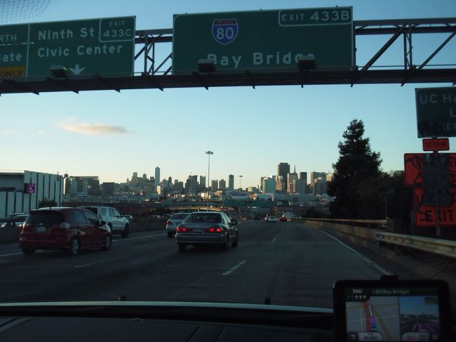 80号に入り、ベイブリッジを渡ります。<br /><br />遠くにサンフランシスコの街が見えています。<br />