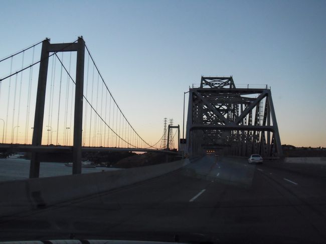 80号線を北上。<br />カークイネス橋を渡ったら料金所があって5$徴収されました。<br /><br />空港で換金していなかったのですが<br />前回渡米時に残ってちょっとだけ持っていた米ドルがここで役立ちました。<br /><br /><br />平行して隣にも橋があるようです。<br />なぜ同じデザインで作らないのでしょうか。