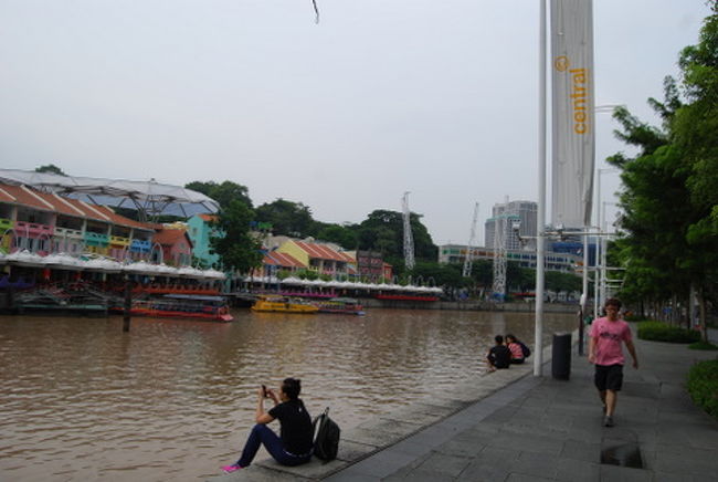 ホテル裏のクラークキーの畔。<br />川が、綺麗だともっといいのですが。<br />でも結構、遊覧船に乗っている方も多かったです。