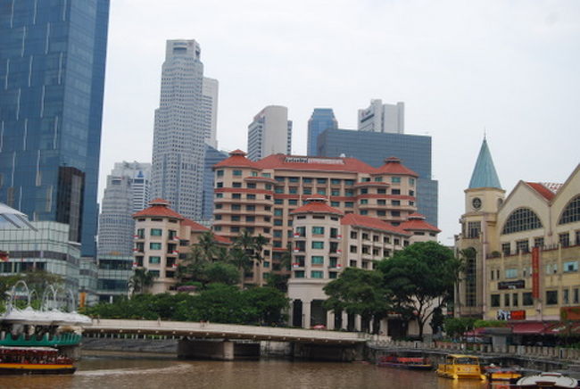 少し離れて、ホテルを撮ってみました。正面のオレンジの建物です。