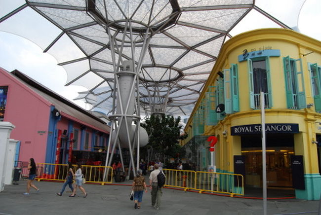 ホテルの対岸のショッピング&amp;レストランのストリート