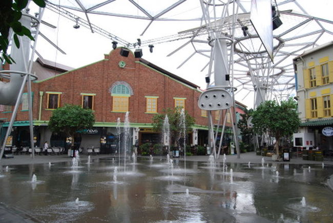 奥に入っていくと噴水が。<br />ここで、子供達が遊んでいました