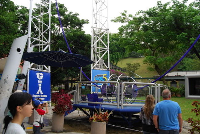 さらに行くと逆バンジーがありました。<br />外人さんが何人も挑んでおりました。