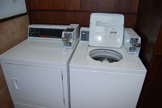 ホテルには２Ｆにコインランドリーがあります。<br />右が洗濯機、左は乾燥機<br />これがもう１セット<br />大型なので、家族４人の２日分を翌日まとめて洗いました。