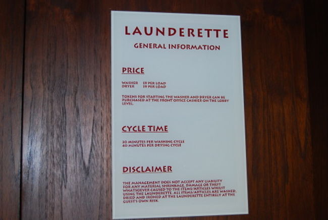 値段はそれぞれ９ドル。<br />洗濯が３０分、乾燥が４０分となっていました。<br />洗剤は自動投入で、乾燥は４０分で大丈夫かなと思いましたが、大型なので全部乾いていました。<br />短時間で乾燥まで出来るというのはとてもありがたいです。<br />料金は現金ではなくトークン(専用のコイン)をぞれぞれ１枚ずつ投入することになっています。ここは２Ｆですが、１Ｆのフロントで「ランドリー・トークン　プリーズ」と言えば、２枚、部屋付けにして渡してくれます。