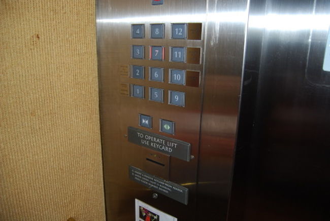 エレベーターは、セキュリティーのため、ルームキーを入室の要領で一度差し込んでからでないと、ロビー階以外は押せないシステムになっています。ですから、子どももいましたが、キーは２枚くれました。