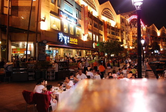 ホテルのすぐ横には、シーフードで人気のジャンボというレストラン。その横はイグアナというカフェ・レストラン。<br /><br />翌日、現地在住の友人に会いましたが、やはりここは観光客価格で高いと、もっとも、川を下ってマリーナ地区はもっと高いけどと言っていました。<br />