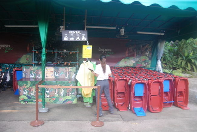 入り口を入ると色々とレンタル物があります。<br />右の赤いのは2人乗りのベビーカーのような物　＄１５<br />通常のベビーカー　＄９<br />それ以外に、園内で乗り回せるカート　＄３５<br /><br />ポンチョは＄５になっていますね。<br /><br />