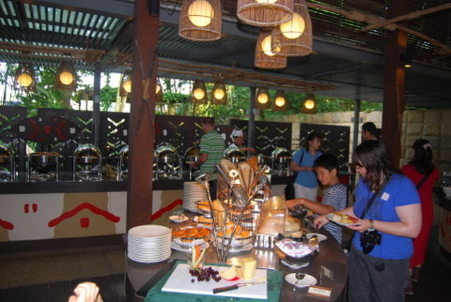 アーメンレストラン内。バイキング形式です。<br />我が家は、3日ほど前にメールで予約をしました。<br /><br />http://www.zoo.com.sg/dining/jungle-breakfast-with-wildlife.html<br /><br />の一番下に、予約先メールアドレスが書いてあります。<br /><br />もちろん、スペシャルコメントとして、オランウータンが間近に見ながら食事が出来る席がいいですといったメッセージをつけました。<br /><br />そしたら、その日のうちに下記のような感じで返事が来ていました。ちゃんと、Remarksにリクエストが書いてあります。<br /><br />Dear 奈々パパ<br />Greetings from Wildlife Reserves Singapore!<br /><br />We are glad to confirm your reservation for Jungle Breakfast with Wildlife as follows: <br /><br />Confirmation No : JB 0208 C<br />Name : 奈々パパ<br />No. of Paxs : 3 adults and 1 child<br />Date of Visit : 5th August 2012, Sunday<br />Contact No/Email : 奈々パパ@***<br />Remarks : Request for seat nearest to orangutan<br /><br /><br />これを印刷して、レストランの受付で渡せば、人数と年齢を確認したら、料金を請求されますので、前払いで支払いをすると、予約席に案内されます。