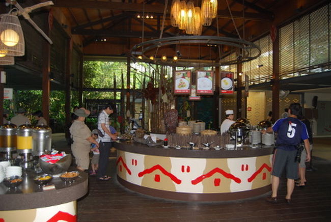 レストラン内です。豪華ではないですが、それなりに品数はありました。