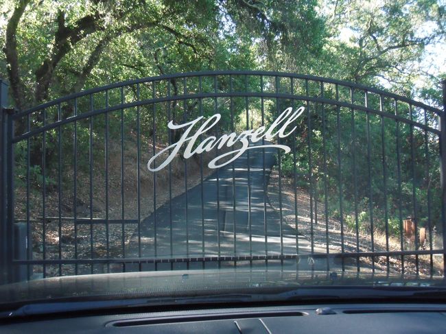 ◆Hanzell ワイナリー<br /><br />本日最初のワイナリーはこちら。<br />ここも予約をしていきました。<br /><br />幹線道路から少し山を登って行ったところにあります。<br />途中でこのゲートがあって<br />インターフォンで呼び出して開けてもらいます。<br />