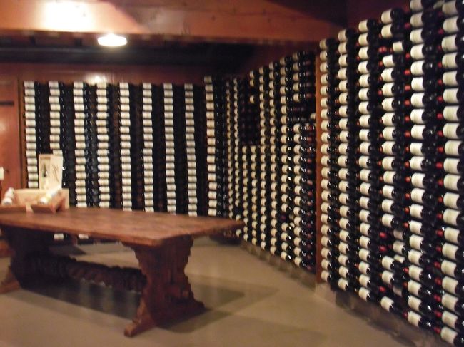 試飲ルームです。<br />ワインがぎっしり並んでいます。