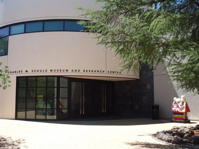 ◆スヌーピー博物館（チャールズ.M.シュルツ博物館）<br /><br />スヌーピーの作者であるチャールズ.M.シュルツさんの博物館が<br />サンタローザという場所にあることを知り<br />嫌がる夫を説得して<br />ソノマから20分ほど車を走らせました。<br /><br /><br />博物館の入り口。地味です。