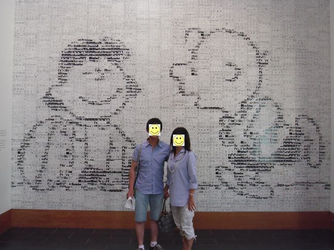 漫画のコマでできた壁画です。<br /><br />係員のおじさんが<br />「さあ、この前に立って！　写真を撮りましょう！」といって<br />親切に撮影してくださいました。<br /><br />博物館の中はフラッシュを使用しなければ撮影可能です。