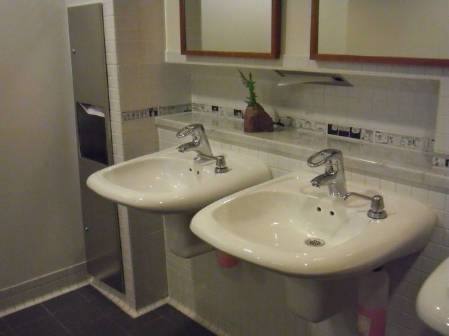 うわさのトイレ。<br /><br />スヌーピーの漫画がこじんまりと書かれています。