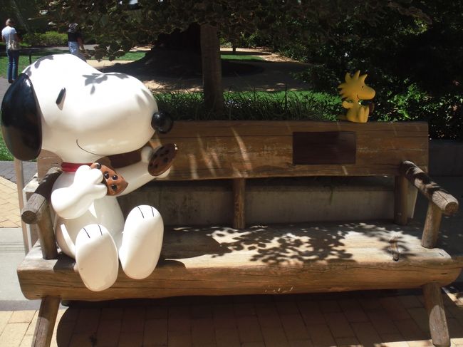 屋外にでるとスヌーピーのイスが。