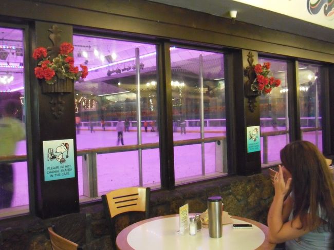 カフェの中からスケートリンクを見ることができます。
