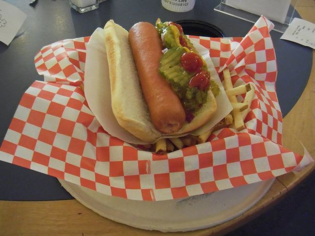 おすすめのスヌーピーセット？なるものをオーダー。<br /><br />出てきたものは<br />パンに太いウィンナーがはさんであるという<br />非常にシンプルなもので<br />スタンドまでいって自分でピクルスやらマスタードやケチャップをつけるというもの。<br />器は段ボール製で犬のえさ入れの形をしています。<br /><br />夫はチキンサンドを頼みましたが<br />こちらはボリューム満点で味もGOODでした。