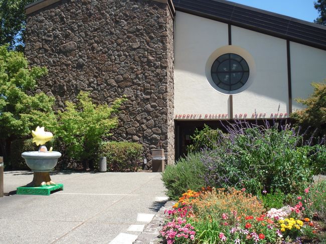 さらに隣にあるギフトショップ＆展示館。<br /><br />サマーキャンプの小学生でごった返しており<br />にぎやかでした。<br /><br />個人的な感想としては<br />お土産の種類やクオリティははうーん・・・という感じで<br />日本のSNOOPYショップの方が種類も多いし品質がいいかな〜？