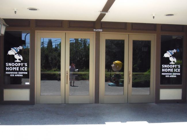 カフェの隣にはアイススケート場の入り口が。<br />ここでもSNOOPYはひっそりとその存在を主張しています。