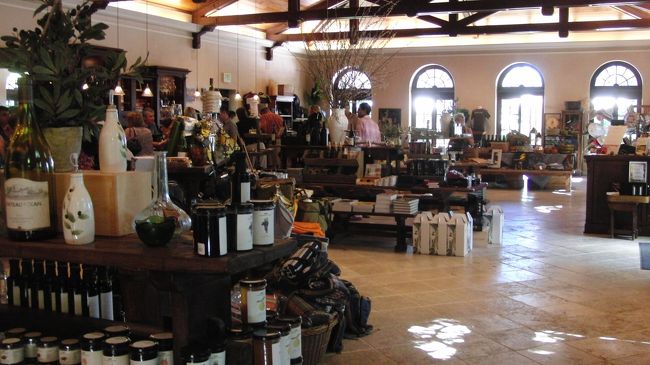 試飲以外にもグッズ販売もあり、観光ワイナリーのようです。