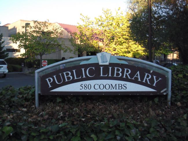 ◆NAPAの図書館<br /><br />印刷したいものがあり、ホテルのフロントに相談したら<br />図書館を案内されました。<br /><br />ということで図書館にいってみることに。