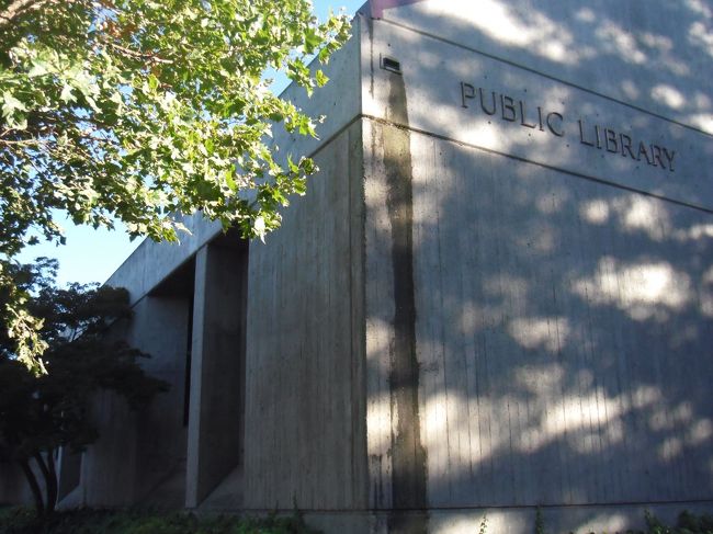 さすがNAPAの図書館だけあって<br />ワイン関係の書籍は充実しています。<br /><br /><br />また、PCを無料で利用させてもらえます。<br />（受付でIDとパスワードを書いた紙が渡され<br />　開いている公共PCを使用します）<br /><br />印刷をすると受付近くのプリンタに転送されますが<br />出力するためには　<br />①プリンタの横にある機械に印刷料金を入れ<br />②プリンタの横のタッチパネルに表示されている自分の印刷物を選ぶ<br /><br />という手順が必要です。<br /><br /><br />次につづく・・・・・・・・・・・・<br />http://4travel.jp/traveler/maro0924/album/10695872/<br /><br />