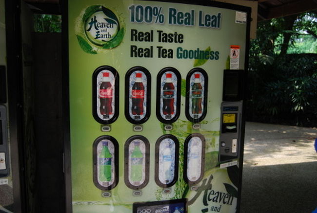 園内の自動販売機<br />コーラ、スプライト、アクエリアスなどどれも＄３です。<br />