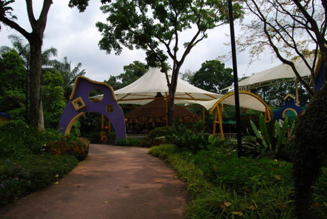 次は、kidz wolrdです。<br />入り口前のメリーゴーランド