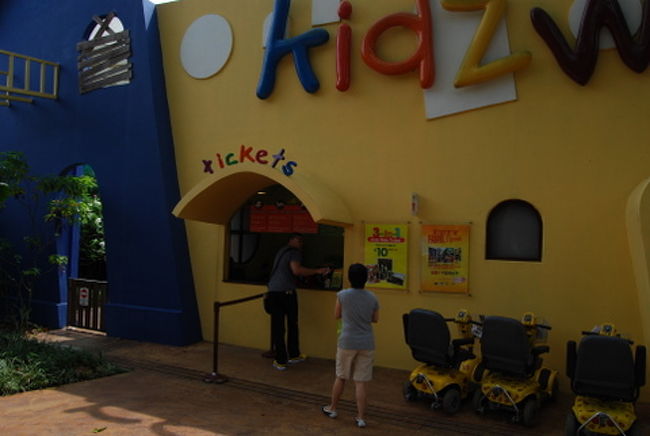 入り口の左にチケット売り場がありますが、入場料は無料です。<br />ここは、メリーゴーランドや馬車、ポニー乗り場のチケットを売っています。一人＄５程度のようです。<br />