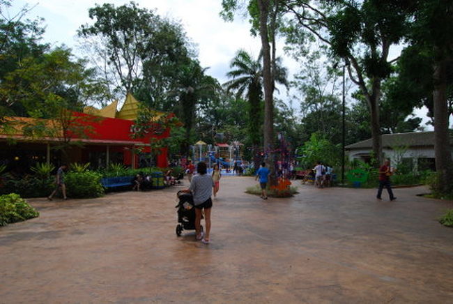 土産物屋があり、そこを抜けて中をずんずん入っていくと奥に噴水が見えます