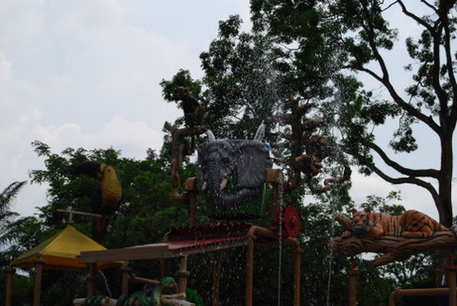 この中央の象さんに水が注ぎ込まれています。<br />そのうち鐘が鳴り