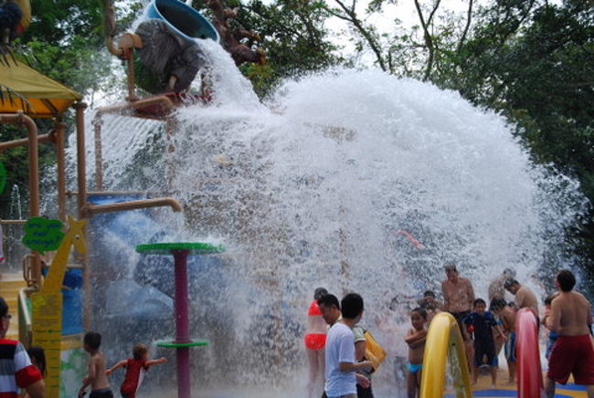 こんな感じでスプラッシュ！！<br />下には子どもだけでなく大人も鐘が鳴ると一杯集まってきます。<br />