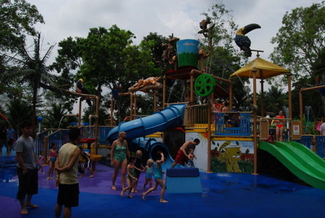 裏側はこんな感じ。滑り台も多いです。<br />