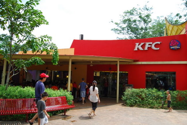 ケンタッキーなどもすぐ横にあります