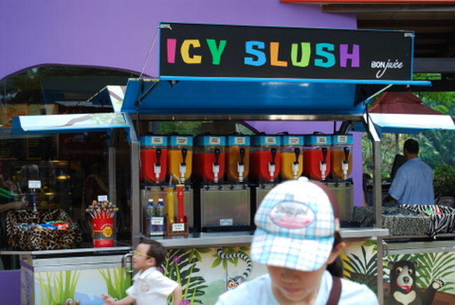 ケンタッキー前にはこんな店も<br />＄５．９でした。