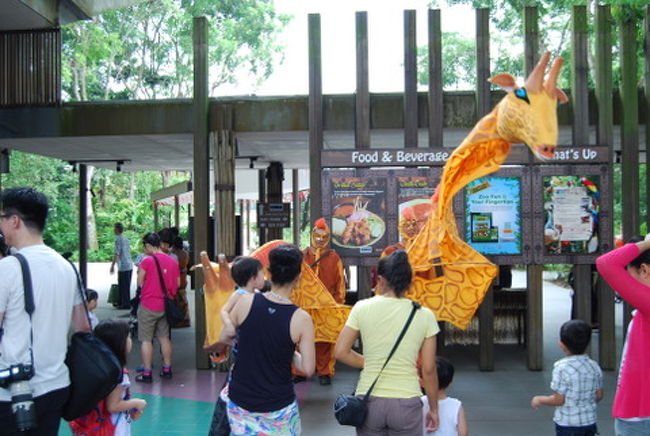 すでに時刻は１３時頃。<br />暑かったので、タクシーに乗ってホテルに帰ることにしました。<br />出口でこんなパフォーマンスも。