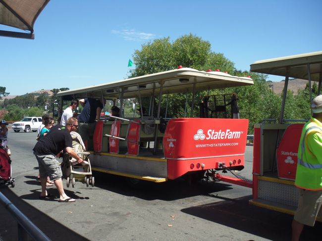 ◆Discovery kingdom　（遊園地）<br /><br />午後は車を20分ほどの距離にある「Discovery kingdom」へ。<br /><br />アメリカで絶叫マシン系遊園地として名高い<br />Six Frag系ということで<br />コースター好きの私は期待して行ってみました。<br /><br />平日ということで<br />駐車場もスムーズに入ることができ、<br />遊園地入口まではトラムで行けます。<br />2〜3分で到着。