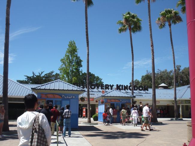 入り口で荷物検査。<br /><br />そのあと、小屋のようなブースで入場券を買います。<br />インターネットによる事前購入なら1500円くらい安いようですが<br />印刷して持参が必要ということで断念し<br />当日1日券（$49.99）を購入しました。ﾁｮｯﾄﾀｶｲ・・・(T_T)<br />