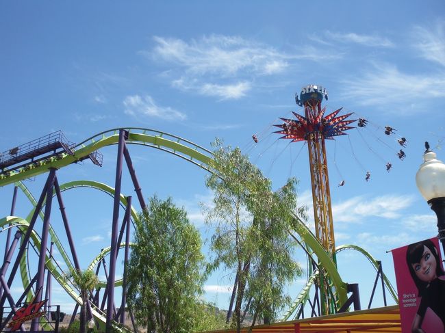 入場ゲート近くに絶叫マシンは集まっています。