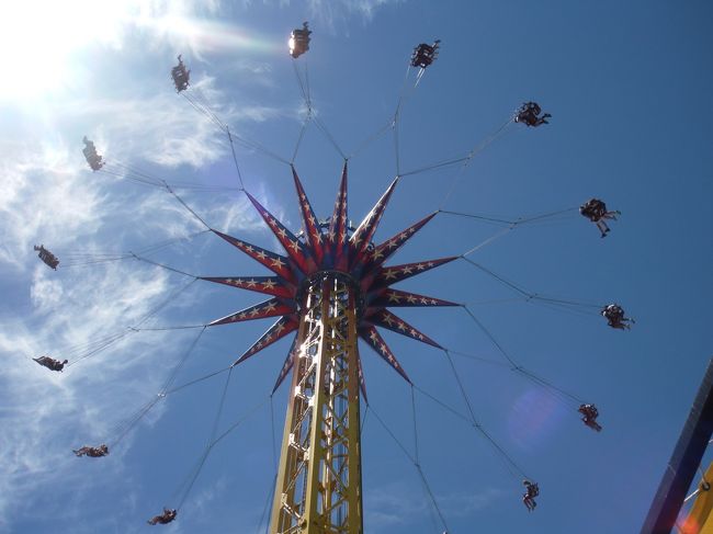 【SKYRIDE】空中の高い場所で回転するブランコ。<br /><br />シンプルですが高所恐怖症の人にはかなり怖いです。<br />ちなみに私はこの遊園地でこれが一番怖かったです。