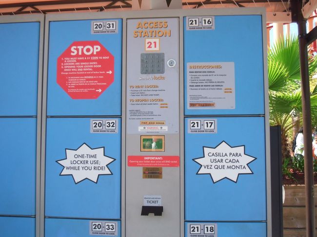 絶叫マシンの中には<br />荷物をロッカーに預けなくてはいけないものもあります。<br /><br />そばに$1ロッカーがあるのですが　仕組みがユニーク。<br /><br />預けるときは・・・<br />①真ん中のコイン投入口に　$1　を入れる<br />②レシートが出てくる<br />③あいているロッカーの扉が開く<br /><br /><br />受け取るときは・・・<br />①レシートに記載されているバーコードをセンサーに読み取らせる<br />②ロッカーの扉が開く<br /><br />