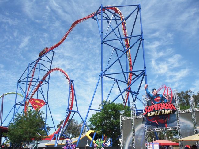 【SuperMan】回転系コースター<br /><br />新アトラクション。<br />10分ほどの待ち時間。<br />ハーネスでがっちり体が固定されているせいか<br />乗ってみると、見た目ほど怖くなかったです。<br /><br />乗車している時間は短くあっという間に終わってしまいました。<br />