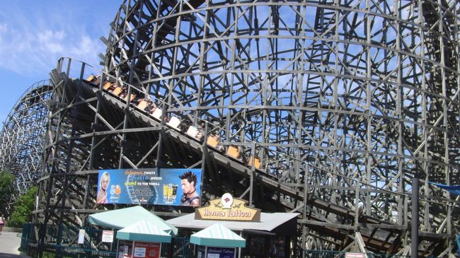 【ROAR】木製コースター<br /><br />待ち時間なし。<br />怖くはないのですが<br />振動がものすごく、舌をかんだら大変なことになりそうな乗り心地で<br />ずっと歯を食いしばっていました。<br /><br />下車したら体中が痛くなりました。