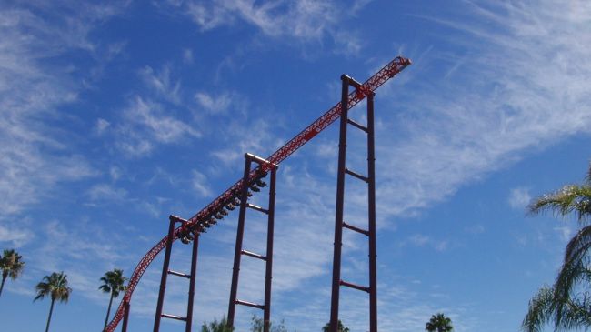 【V2】ぶら下がり型コースター<br /><br />待ち時間なし。<br />急発進してツイストしながら垂直に上昇し<br />そのまま高速でバックしてまた垂直に上昇・・・<br />というのを2往復するアトラクション。<br /><br />これも、見た目ほど怖くなかったです